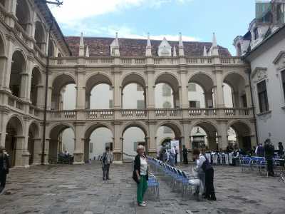 Il Landhaus, l�antico palazzo della dieta regionale con il suo superbo cortile in stile rinascimentale circondato da numerose arcate progettato dall'italiano Domenico Dell'Allio